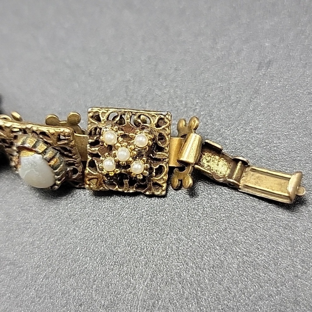 Elegant VTG Gold Tone and Square 10 Panel Filigree Faux Pearl Link Bracelet. - Picture 7 of 11